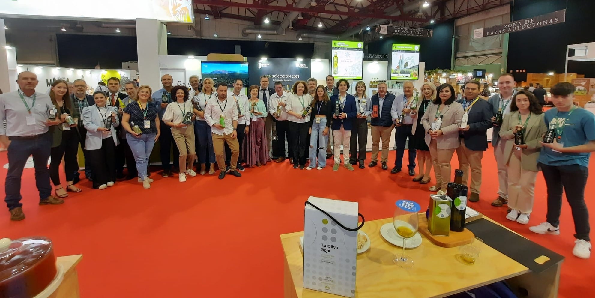 Foto de familia de la Diputación de Jaén y empresas agroalimentarias jiennenses en la Feria Salimat