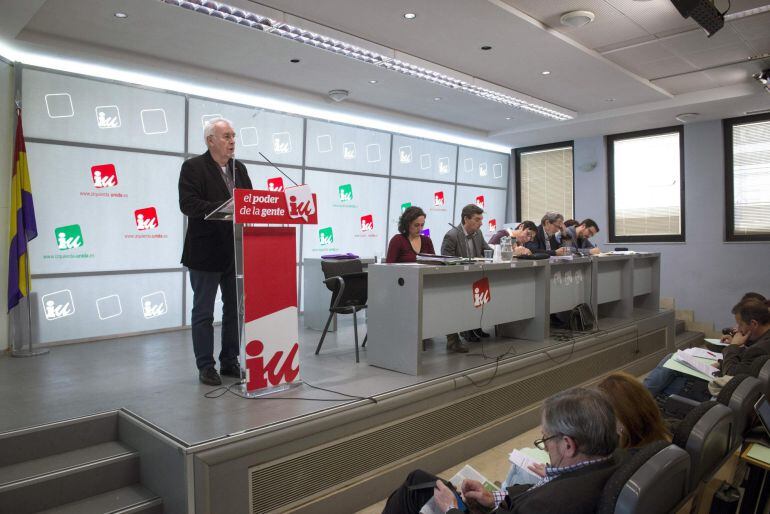 GRA026 MADRID, 29/03/2015.- El coordinador general de Izquierda Unida, Cayo Lara, durante su intervención en la reunión celebrada en Madrid de la Presidencia federal para abordar los flecos que quedan del proceso de convergencia con otras candidaturas de cara a las municipales y autonómicas de mayo, especialmente la situación del Ayuntamiento de Madrid, aún en el aire pese a la salida de Mauricio Valiente. EFE/Luca Piergiovanni