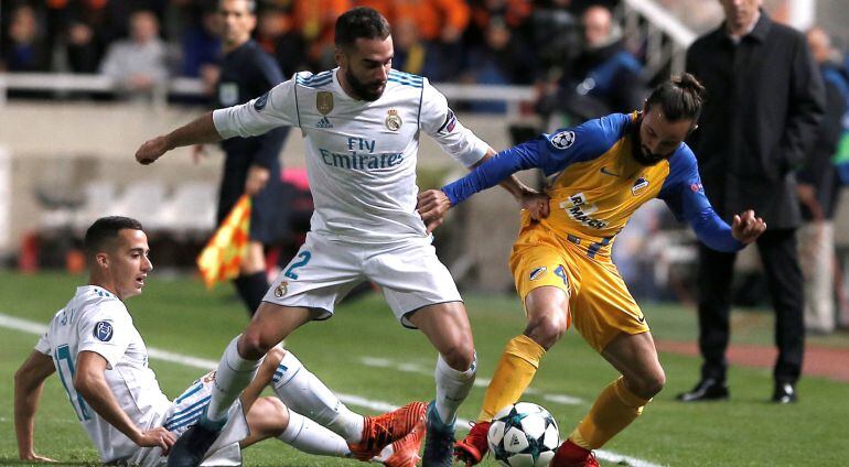 Dani Carvajal intenta robar el balón al chipriota Aloneftis