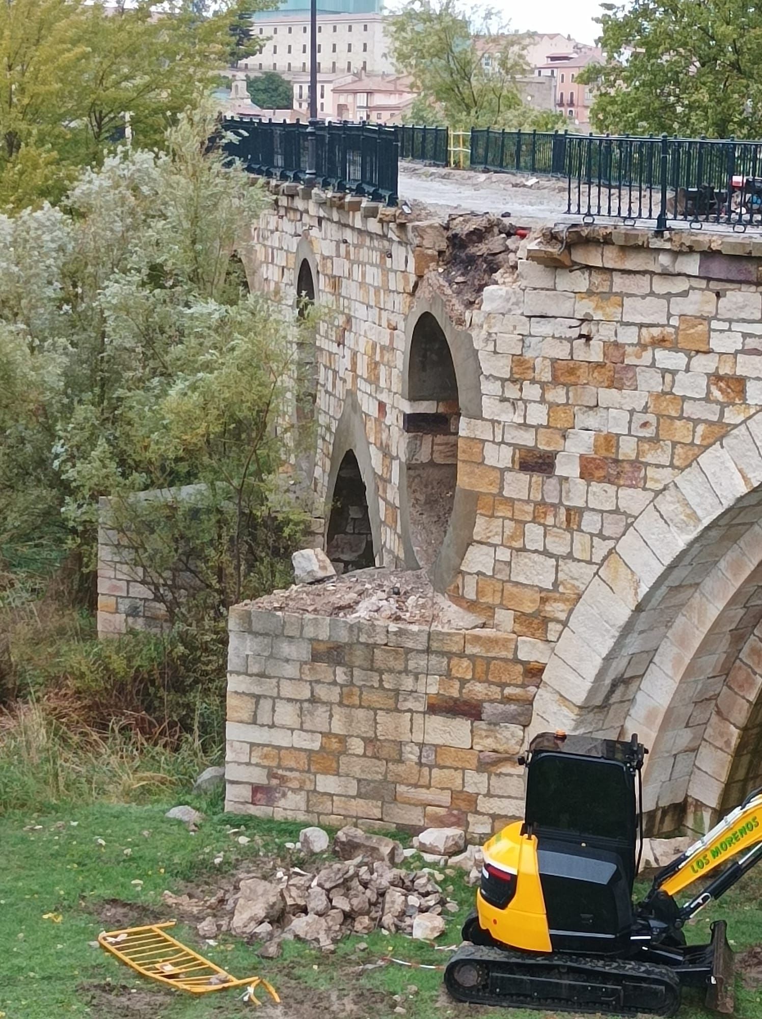 Sillares caídos tras retirarse la barandilla del Puente de Piedra de Zamora.