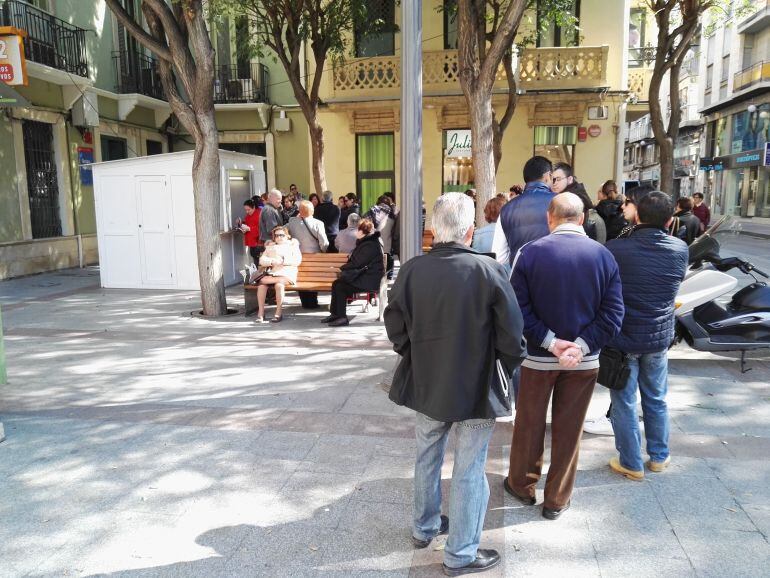 Colas en la caseta de la Junta Mayor de Semana Santa