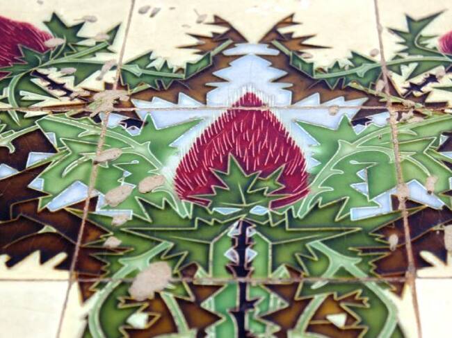 Paneles cerámicos existentes en la fachada del edificio situado en la calle Ruzafa, 53