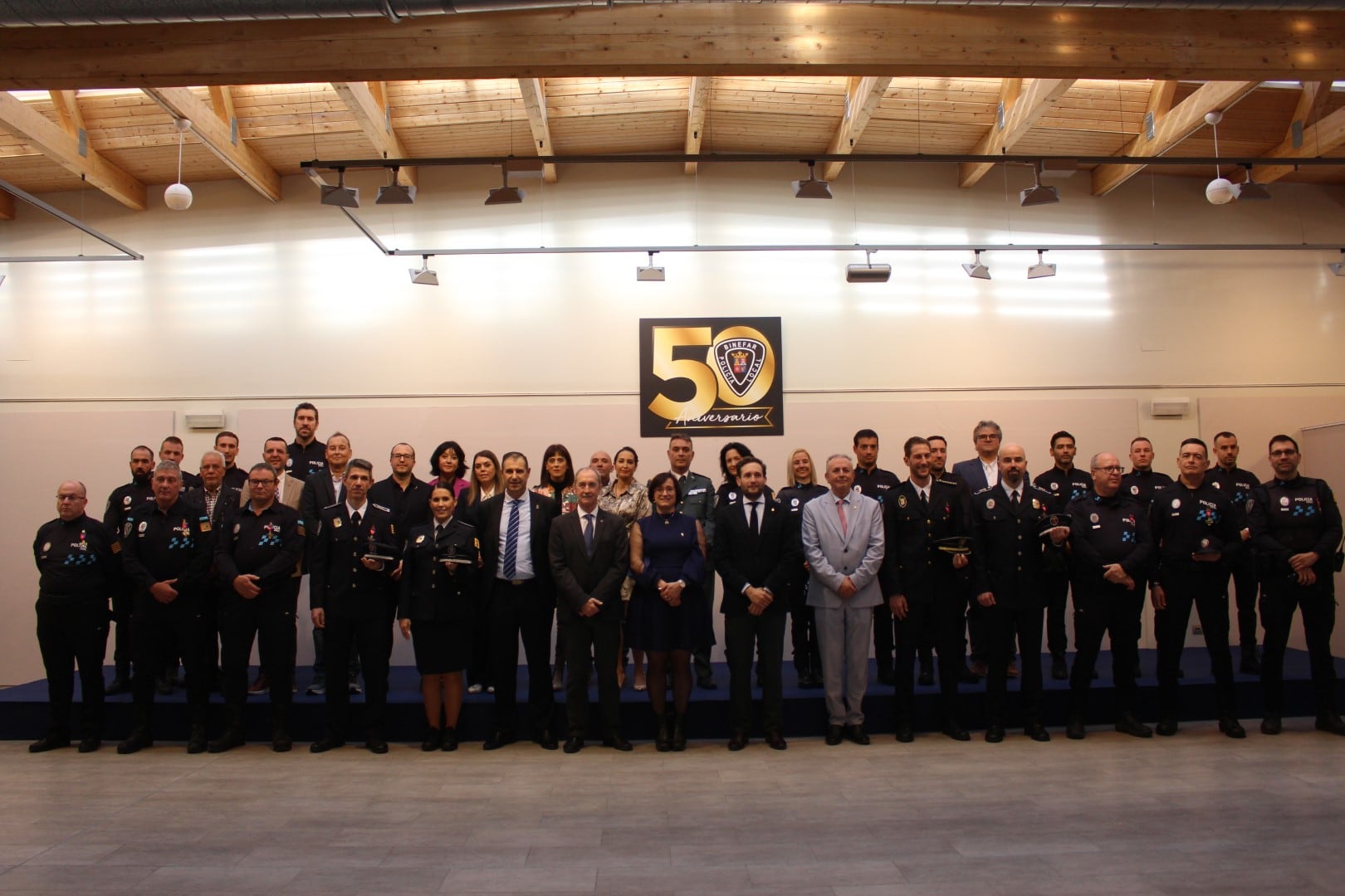 El Ayuntamiento de Binéfar homenajeaba el año pasado a la Policía Local en el 50 aniversario de su creación. Foto: Ayuntamiento de Binéfar
