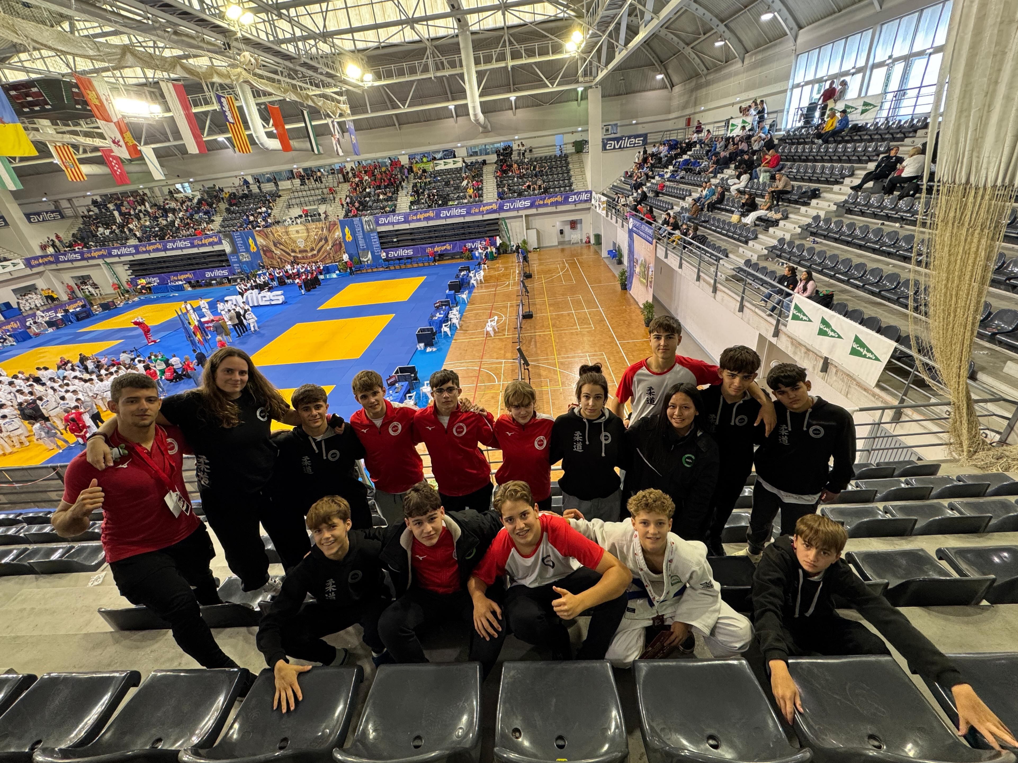 Deportistas del Club Ibón de Huesca en Avilés