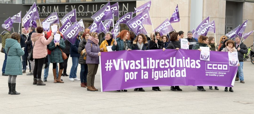 Imagen de Archivo. La Secretaría de Mujer y Políticas de Igualdad de CCOO celebra una concentración en el Paseo de la Evolución Humana, en Burgos.