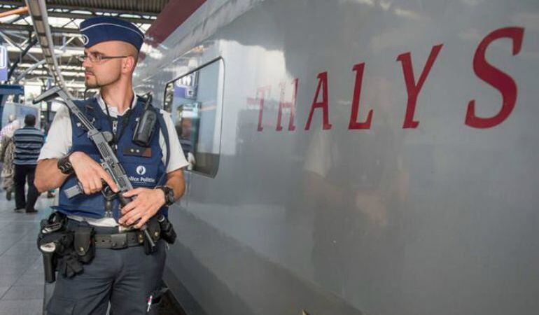 Oficiales de policía vigilan en el tren Thalys, en la Midi Station de Bruselas.