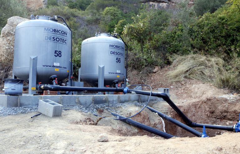 Els dos filtres de carbó actiu que permeten eliminar els hidrocarburs de l'aigua de Monistrol.