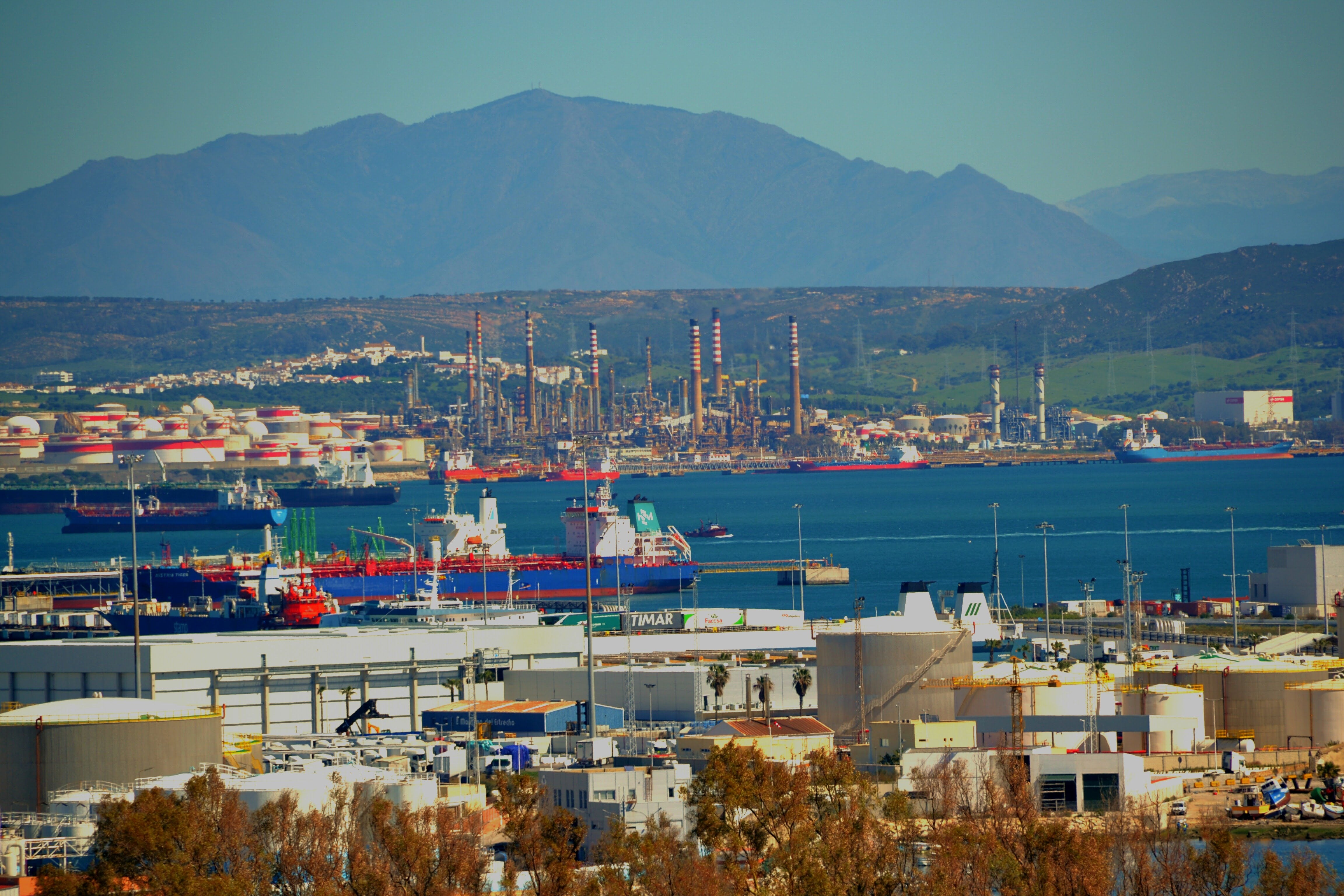 Los ecologistas alertan de la saturación industrial del Campo de Gibraltar.