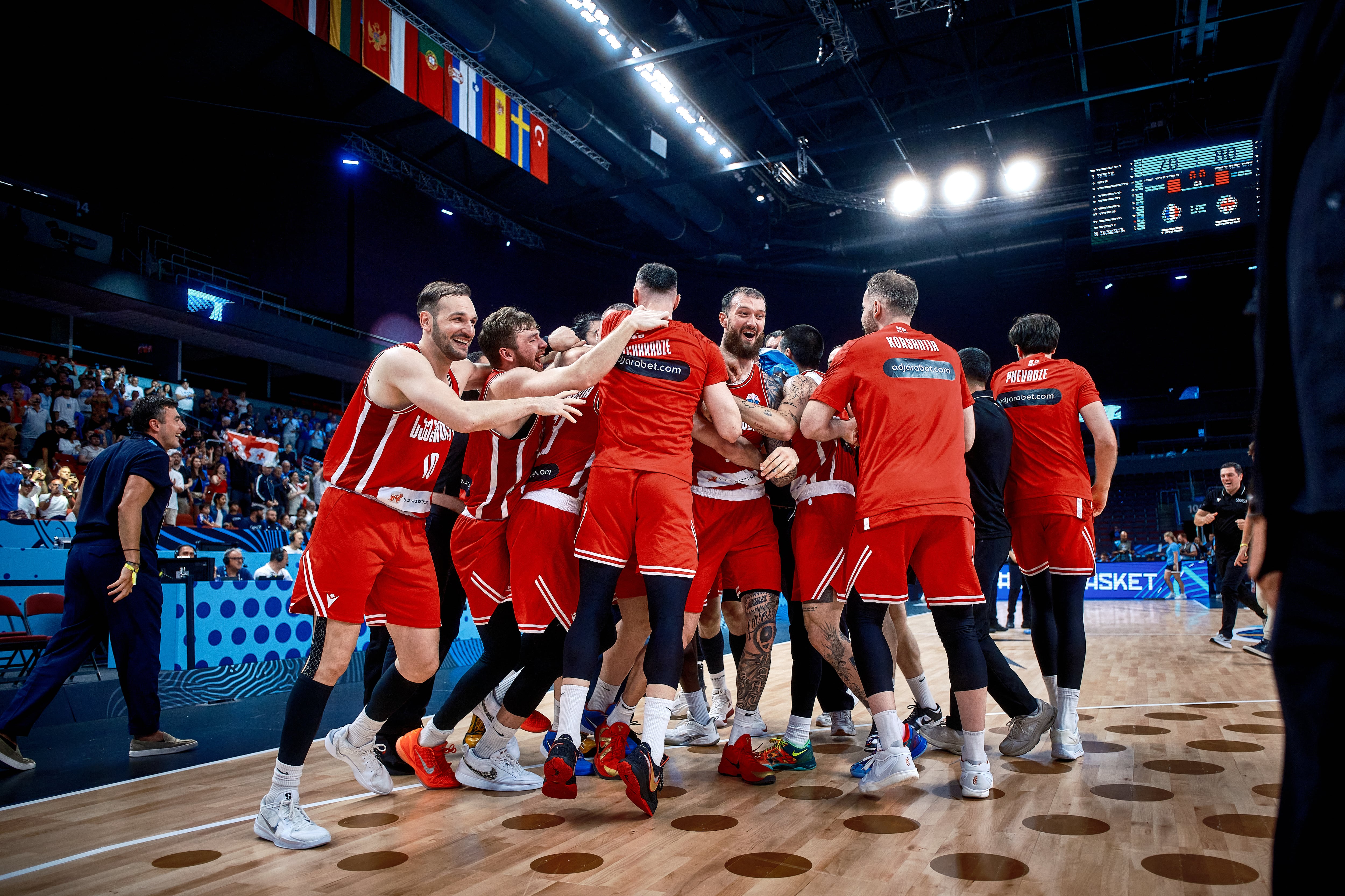 La selección de Georgia celebra su triunfo frente a Francia en el EuroBasket 2025
