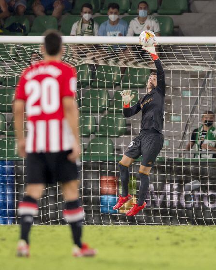 Julen Aguirrezabala en una acción en su debut con el Athletic