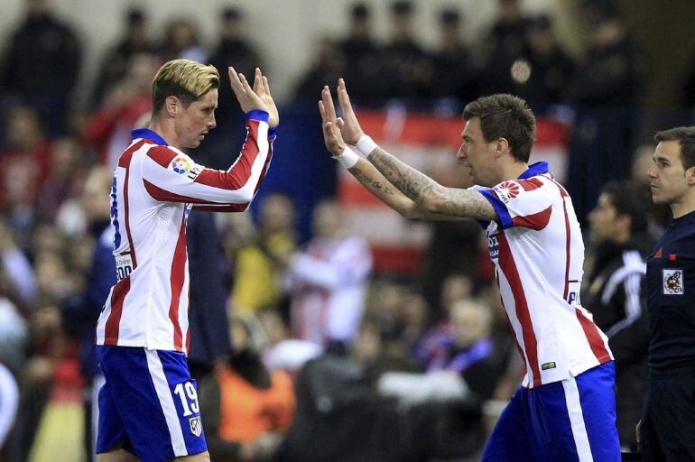 Mandzukic y Torres se saludan en una sustitución