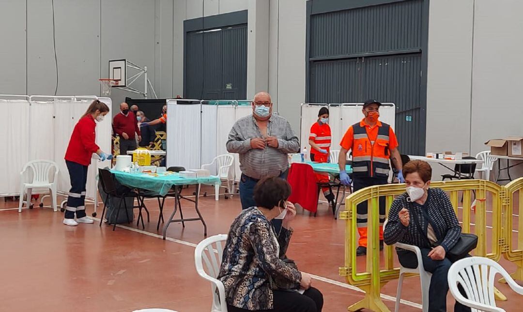 Algunos de los vacunados, antes, durante y después de recibir la monodosis de Janssen en el poliderpotivo de Peñafiel.