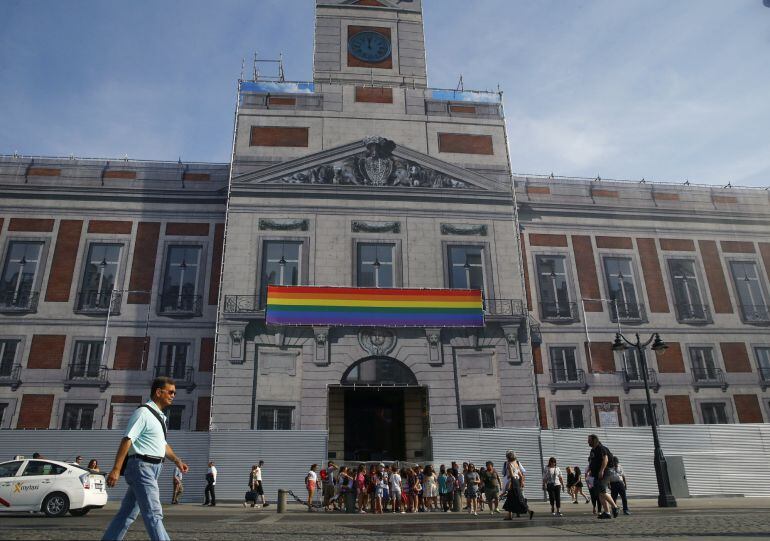 Vista de la bandera del arcoíris colocada en la sede de la Comunidad de Madrid