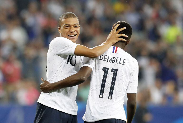 Mbappé y Dembélé celebran uno de los goles de Francia