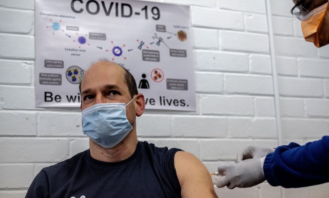 Un voluntario prueba el ensayo de la vacuna contra el coronavirus.