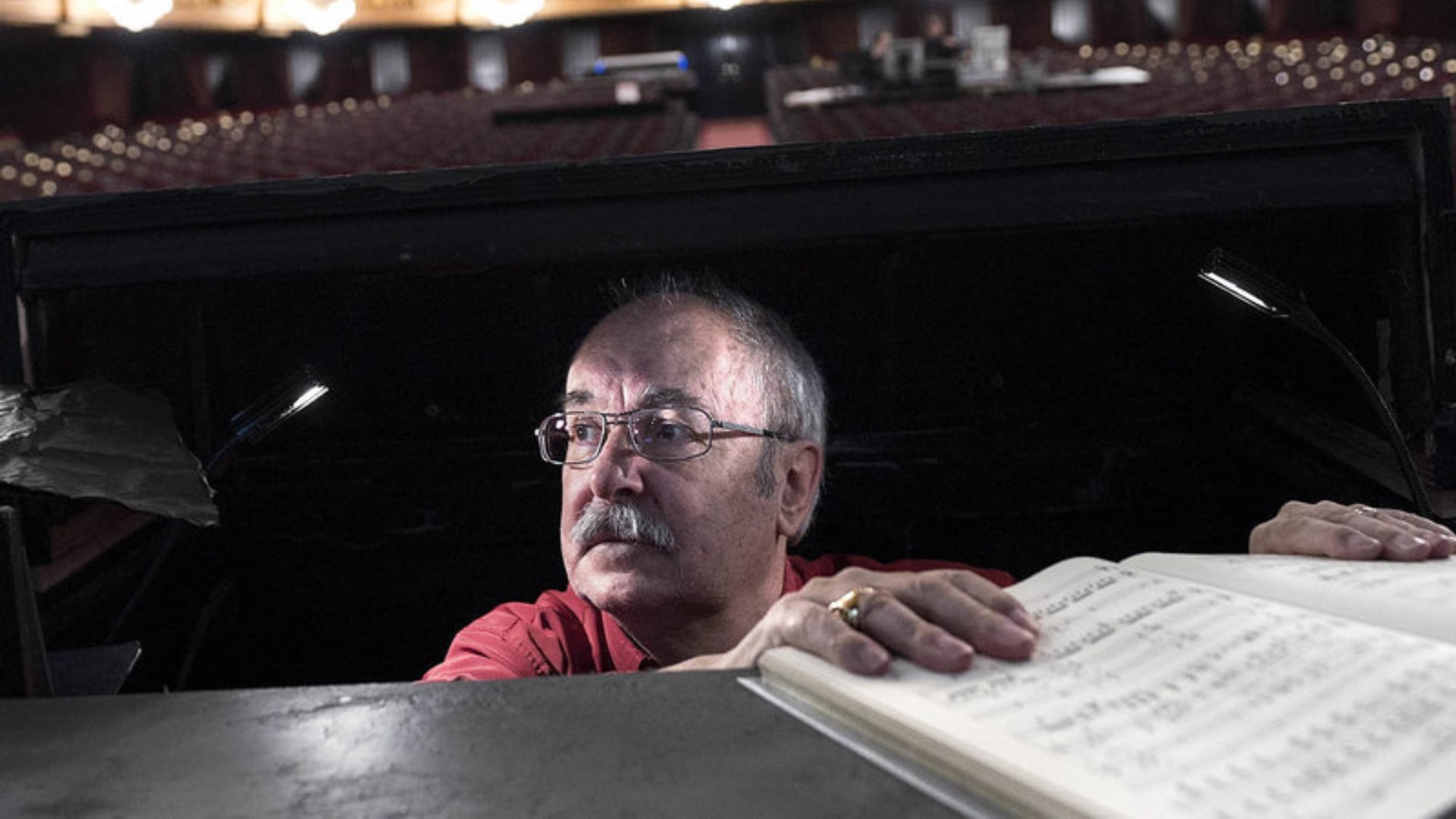 Jaume Tribó es el último apuntador fijo en un teatro en España. lleva casi 50 años escondido en las bambalinas del Gran Teatre Liceu de Barcelona, donde todos lo conocen.