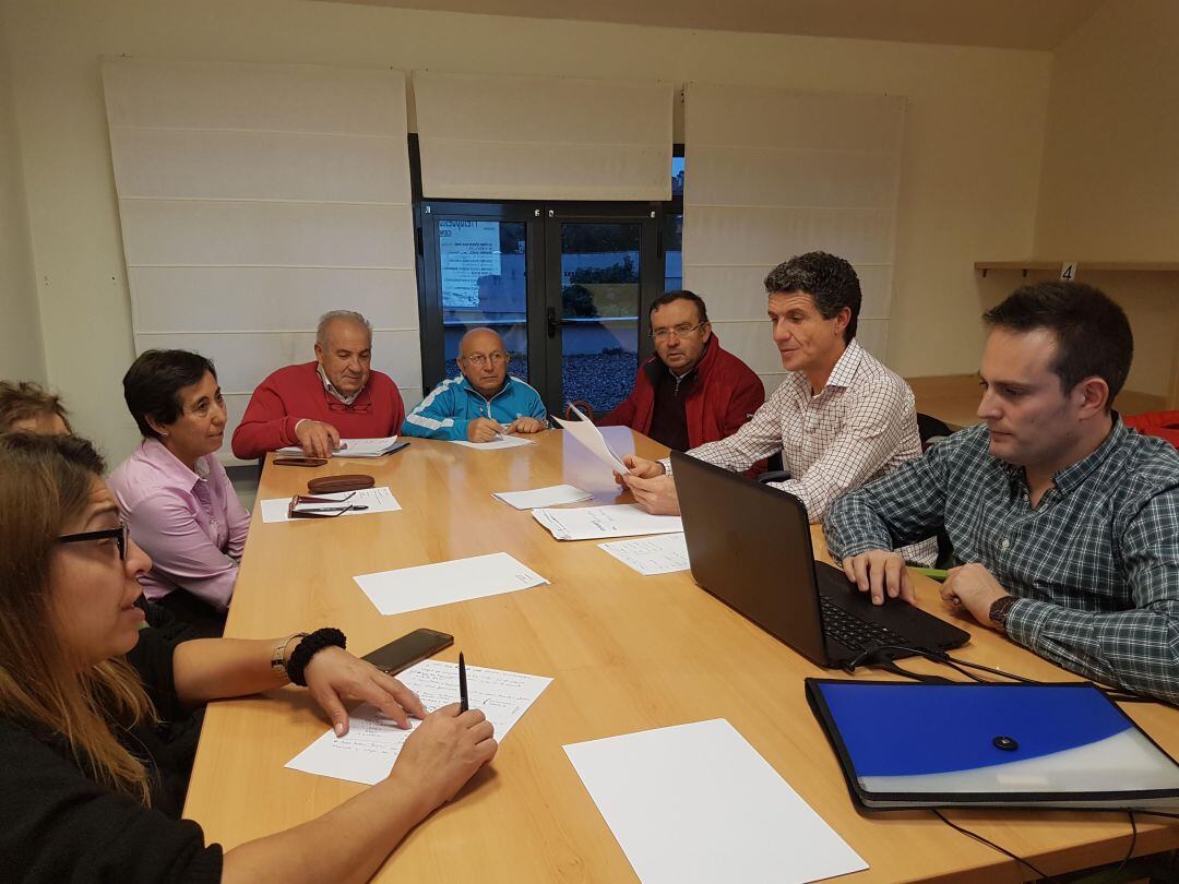 Representantes vecinales durante la reunión con el concejal encargado de participación ciudadana Andrés Torquemada