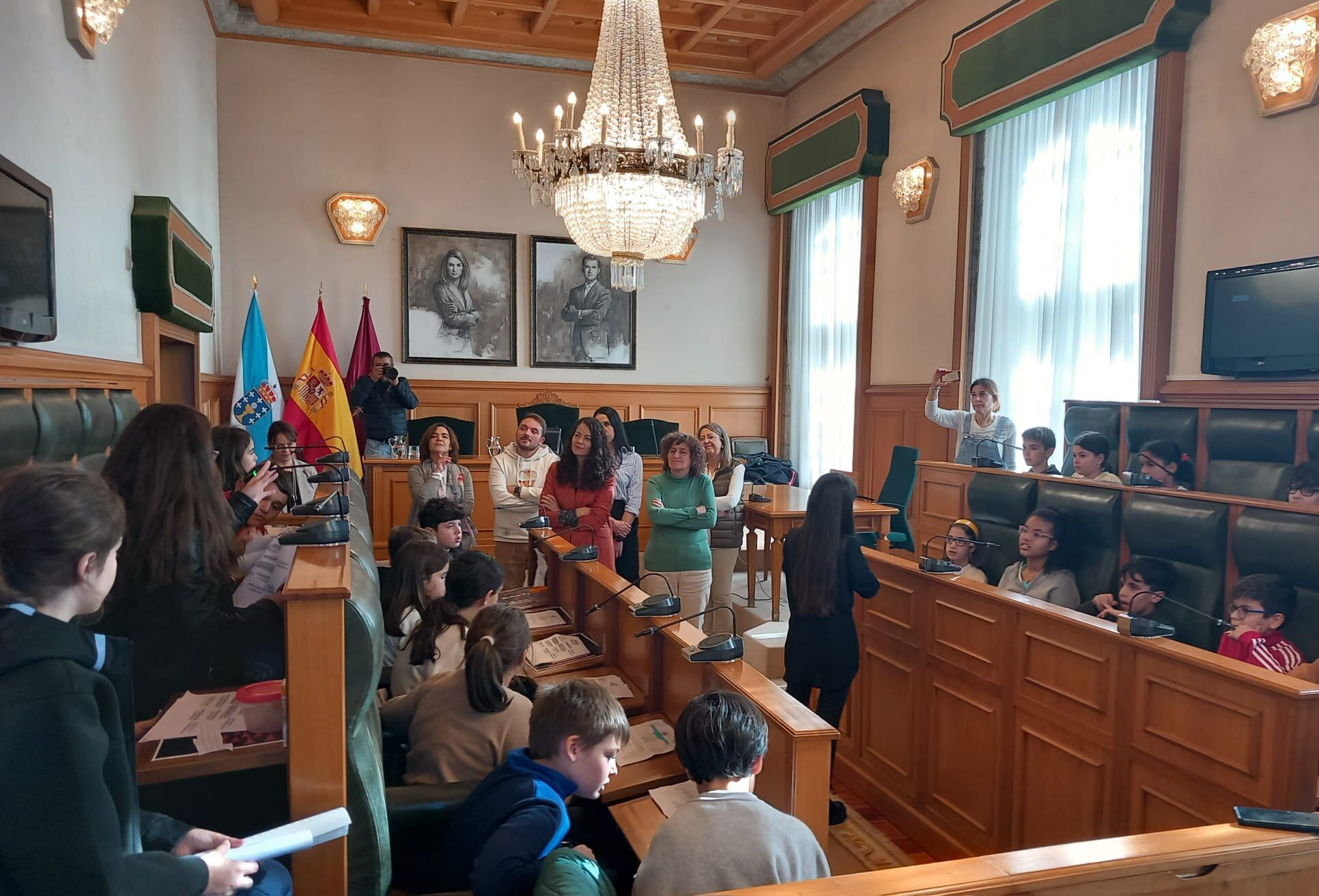 Pleno infantil en el salón del Pazo de Raxoi con motivo del Día Mundial de la Infancia