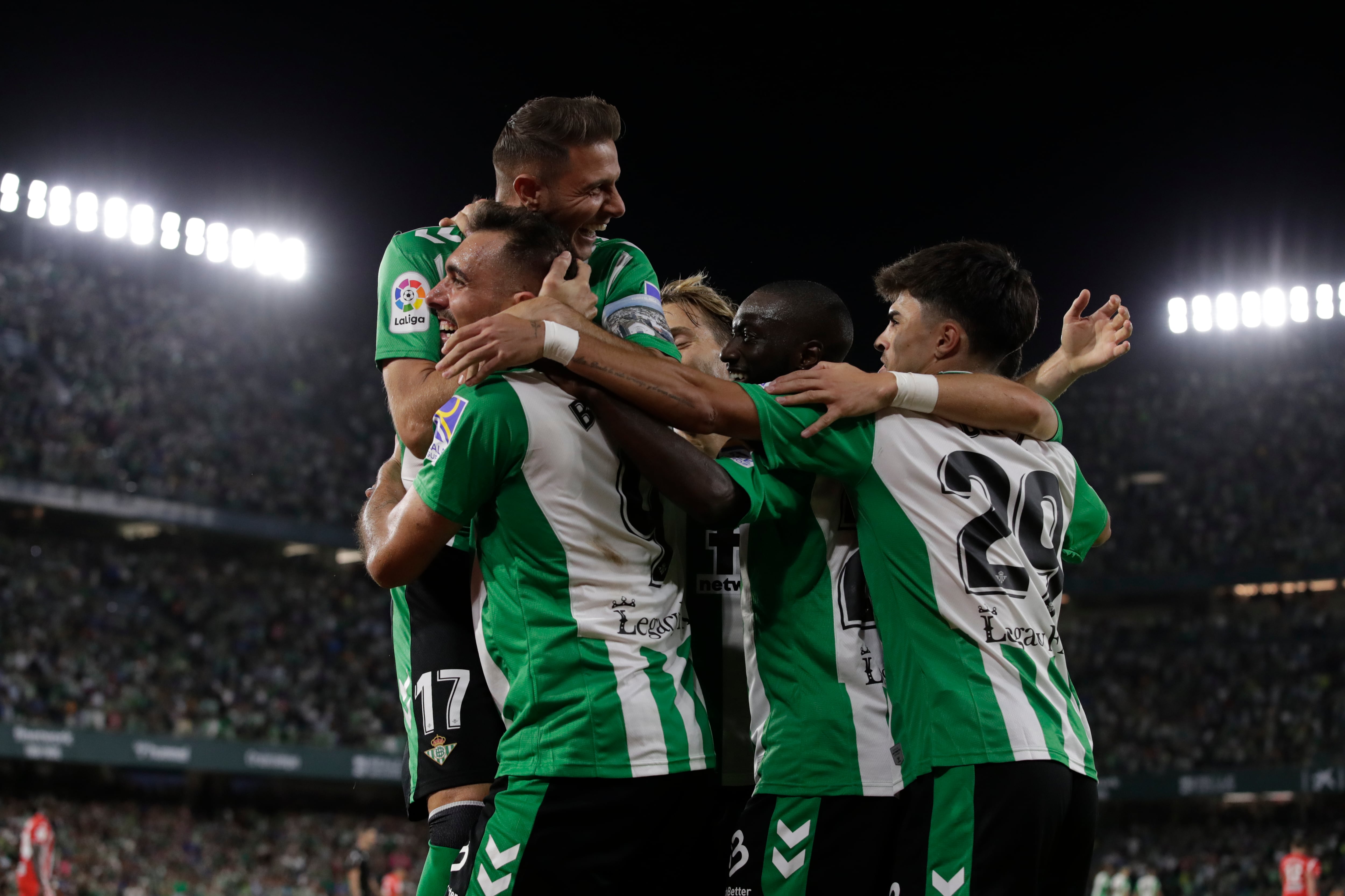 SEVILLA, 16/10/2022.- El delantero del Betis Borja Iglesias (2i) celebra con sus compañeros su gol ante el Almería, el segundo del equipo, durante el partido de la novena jornada de Liga que disputan en el estadio Benito Villamarín. EFE/ Julio Muñoz
