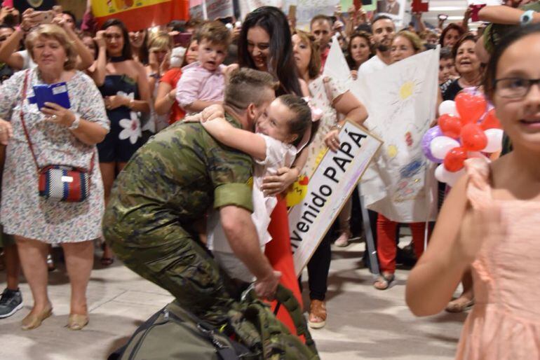 Momento del recibimiento de los militares en el Aeropuerto de San Pablo en Sevilla 