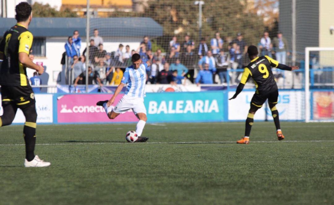 Emaná, ante el defensa del At. Baleares