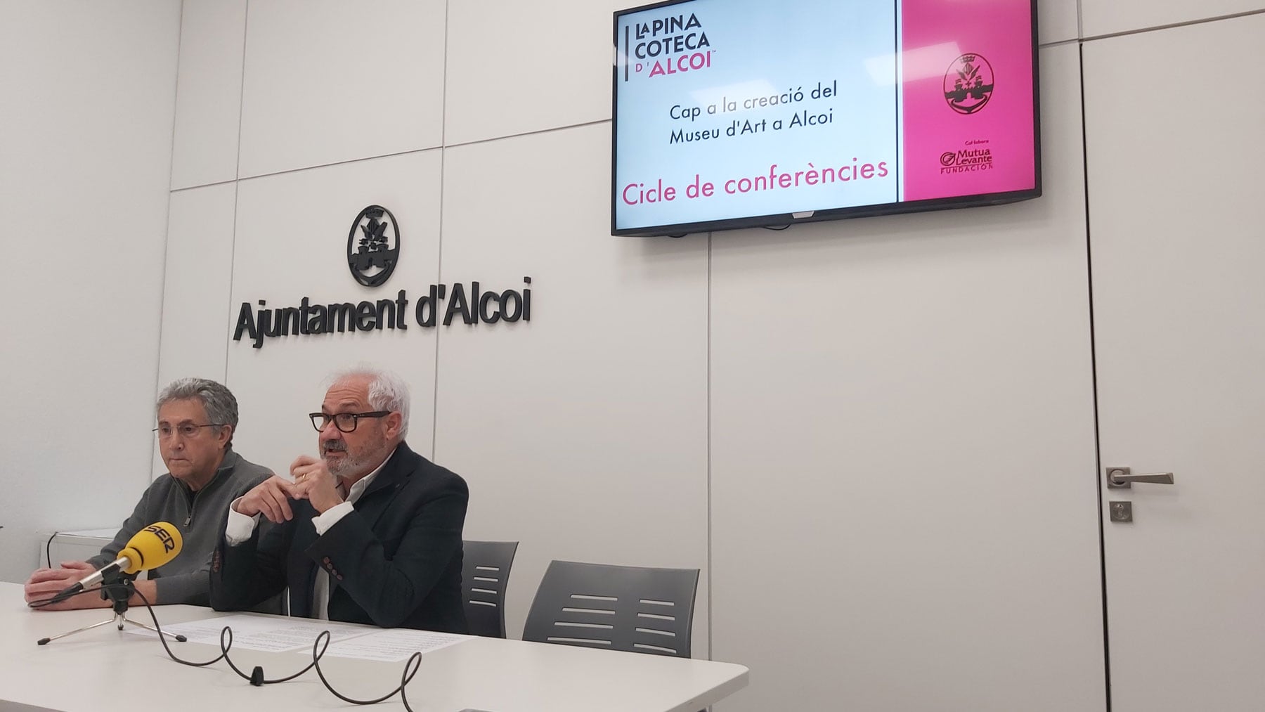 Pep Jordá e Ignacio Trelis, en la sala de prensa del Ayuntamiento de Alcoy, presentando el ciclo de conferencias