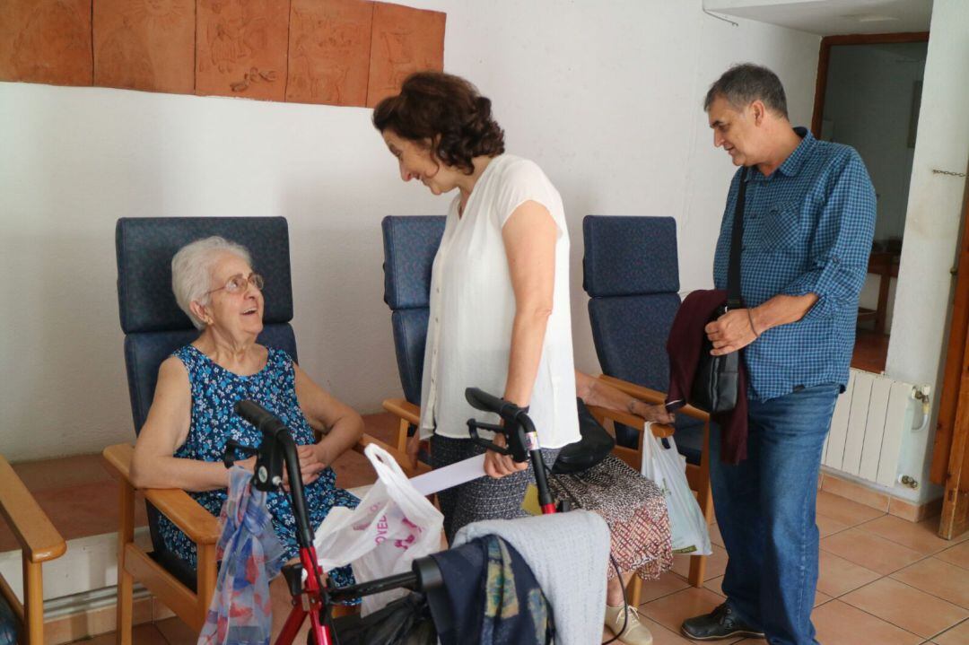 Fina Santiago conversa con una de las internas de la residencia de Sant Joan