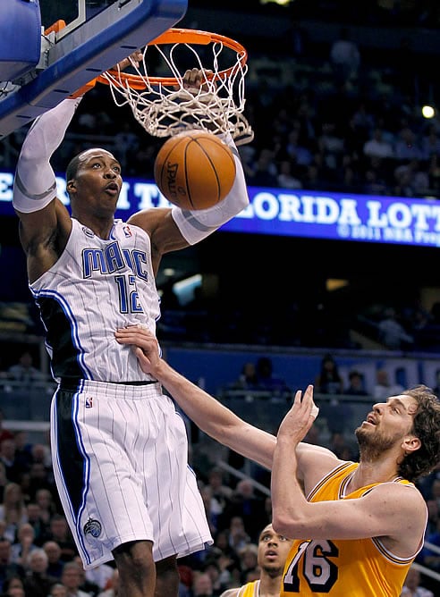 Gasol mira cómo Howard machaca la canasta