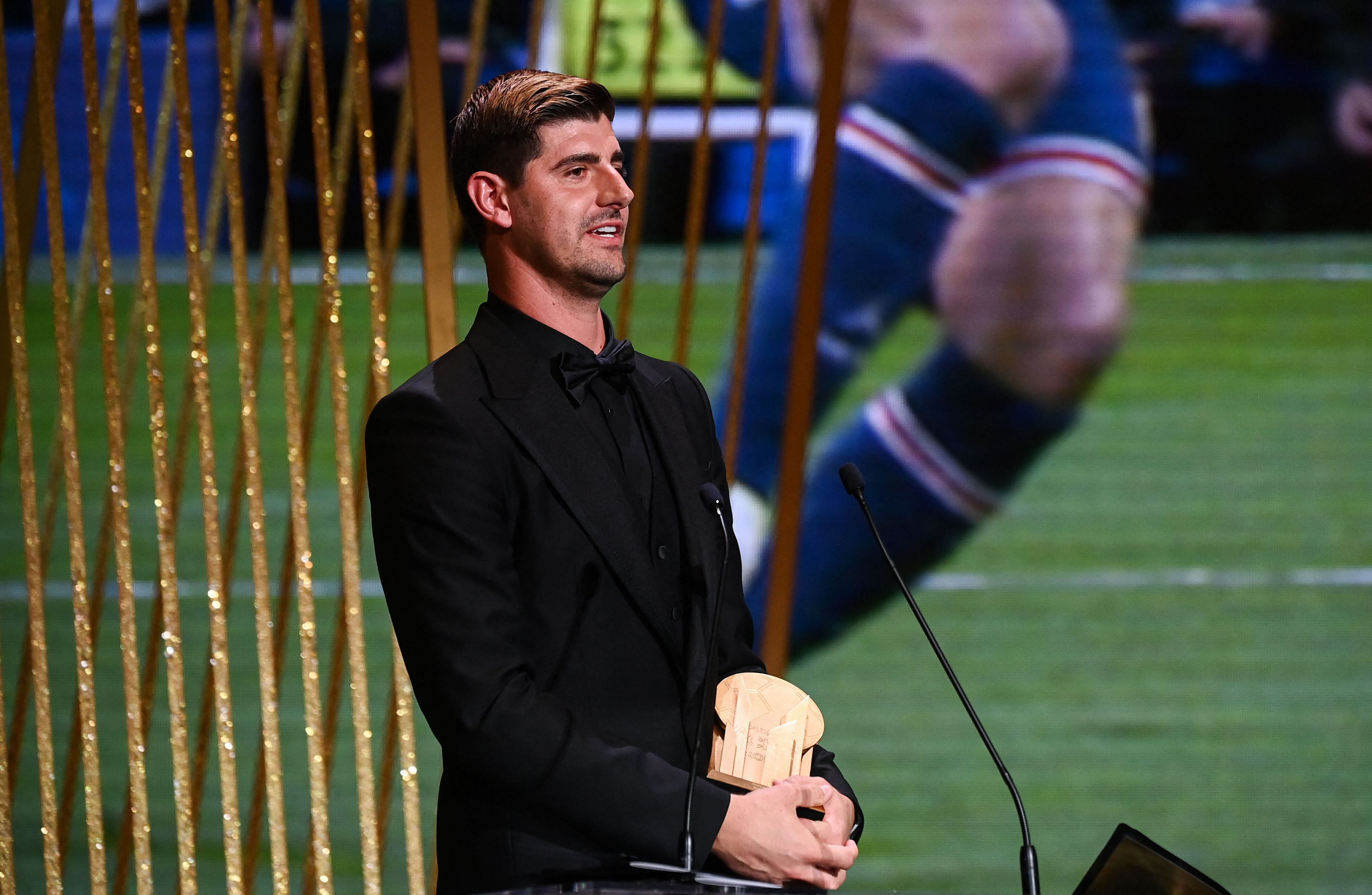 Thibaut Courtois posa con el trofeo Yashin. (Photo by FRANCK FIFE / AFP)