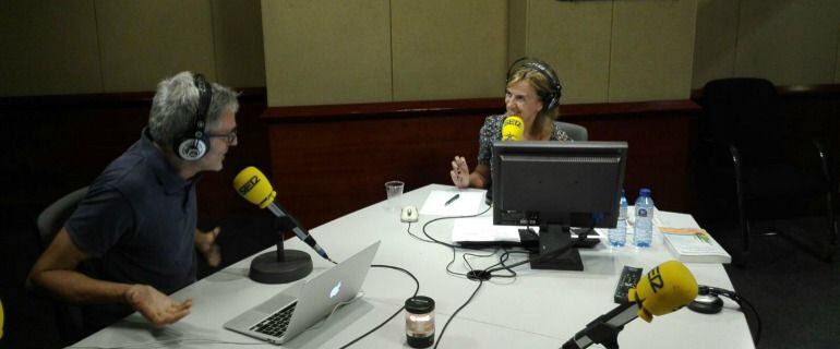 Mikel Iturriaga frente a Gemma Nierga en 'Hoy por hoy'.