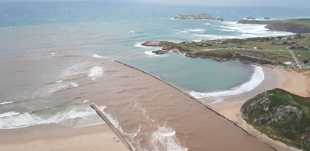 Imagen de la barra de Suances, donde se ha producido la desaparición de una persona tras el golpe de una ola.