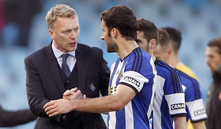 GRA279. SAN SEBASTIÁN, 08/03/2015.- El entrenador de la Real Sociedad, el escocés David Moyes, felicita a sus jugadores por su victoria ante el Espanyol, tras el encuentro de la vigésima sexta jornada de la liga de Primera División que se juega hoy en el estadio de Anoeta de San Sebastián. EFE/Javier Etxezarreta