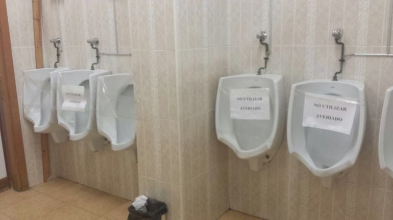 Estado que presentan los sanitarios de la Biblioteca Pública desde hace días