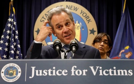 El fiscal general de Nueva York, Eric Schneiderman durante la rueda de prensa en la que explicó la demanda que ha interpuesto el estado contra Weinstein y su empresa.