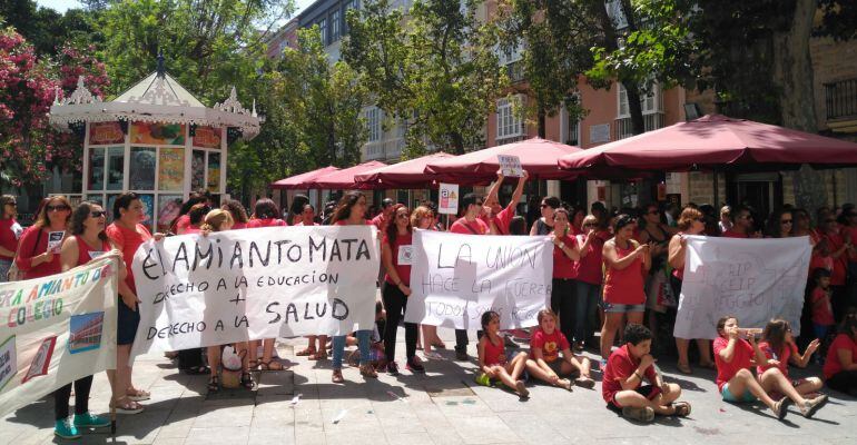 Concentración de los padres del colegio Reggio de Puerto Real frente a la sede de la Delegación de Educación en Cádiz