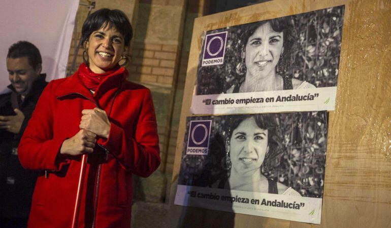 Teresa Rodriguez, la candidata de Podemos a la presidencia de la Junta, ha hecho una pegada simbólica de carteles junto al Teatro Falla de Cádiz