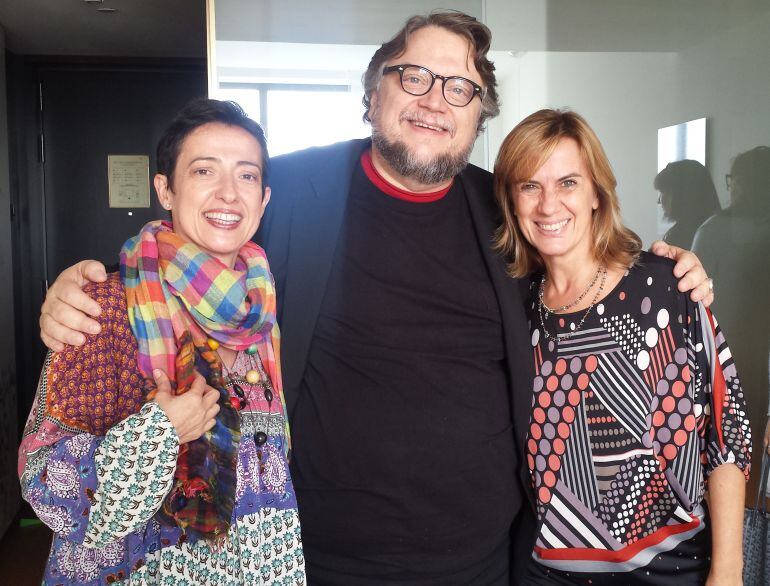 El director Guillermo del Toro, junto a Gemma Nierga y la periodista de cine María Guerra.