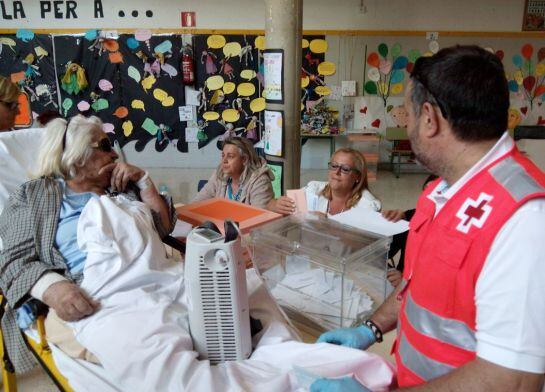 Una señora hospitalizada en el Padre Jofré de Valencia que ha sido trasladada a su colegio electoral, Colegio Cavite.