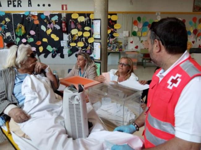 Una señora hospitalizada en el Padre Jofré de Valencia que ha sido trasladada a su colegio electoral, Colegio Cavite.