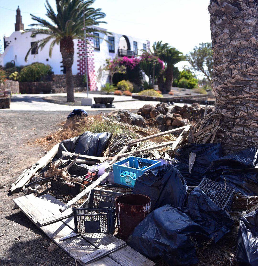 Parte de la basura recogida junto a la &quot;Casa Mayor Guerra&quot;.