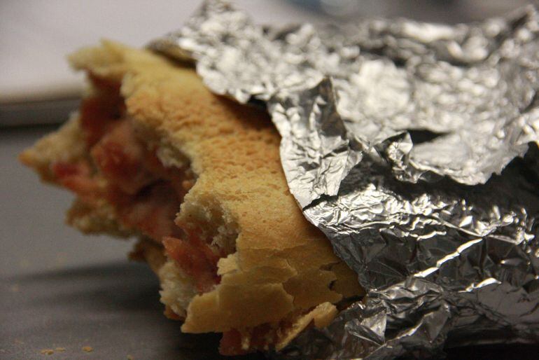 Imagen de archivo de un bocadillo de atún