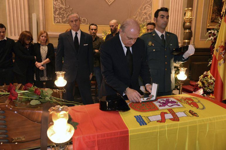 El mininistro del Interior le impone la Cruz del orden del Mérito de la Guardia Civil -a título póstumo- al agente de la Guardia Civil fallecido el viernes en Barbastro.