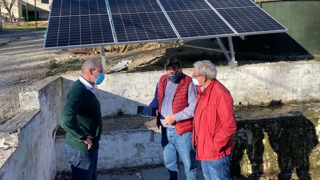 A la izquierda, el diputado de Servicios Municipales, José Luis Hidalgo, junto al alcalde de Santiago Pontones, Pascual González (derecha).