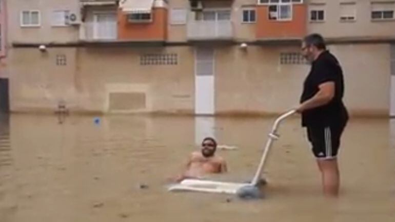 Un hombre nada literalmente en una plaza inundada en Valencia