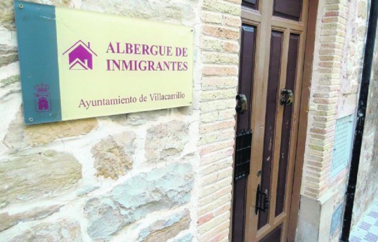 Los ayuntamientos mantinen edificios preparados para abrirlos como albergues durante las primeras semanas se la campaña de recolección, para así evitar que los temporeros que acuden sin contrato tengan que pernoctar en la calle a la espera de encontrar un