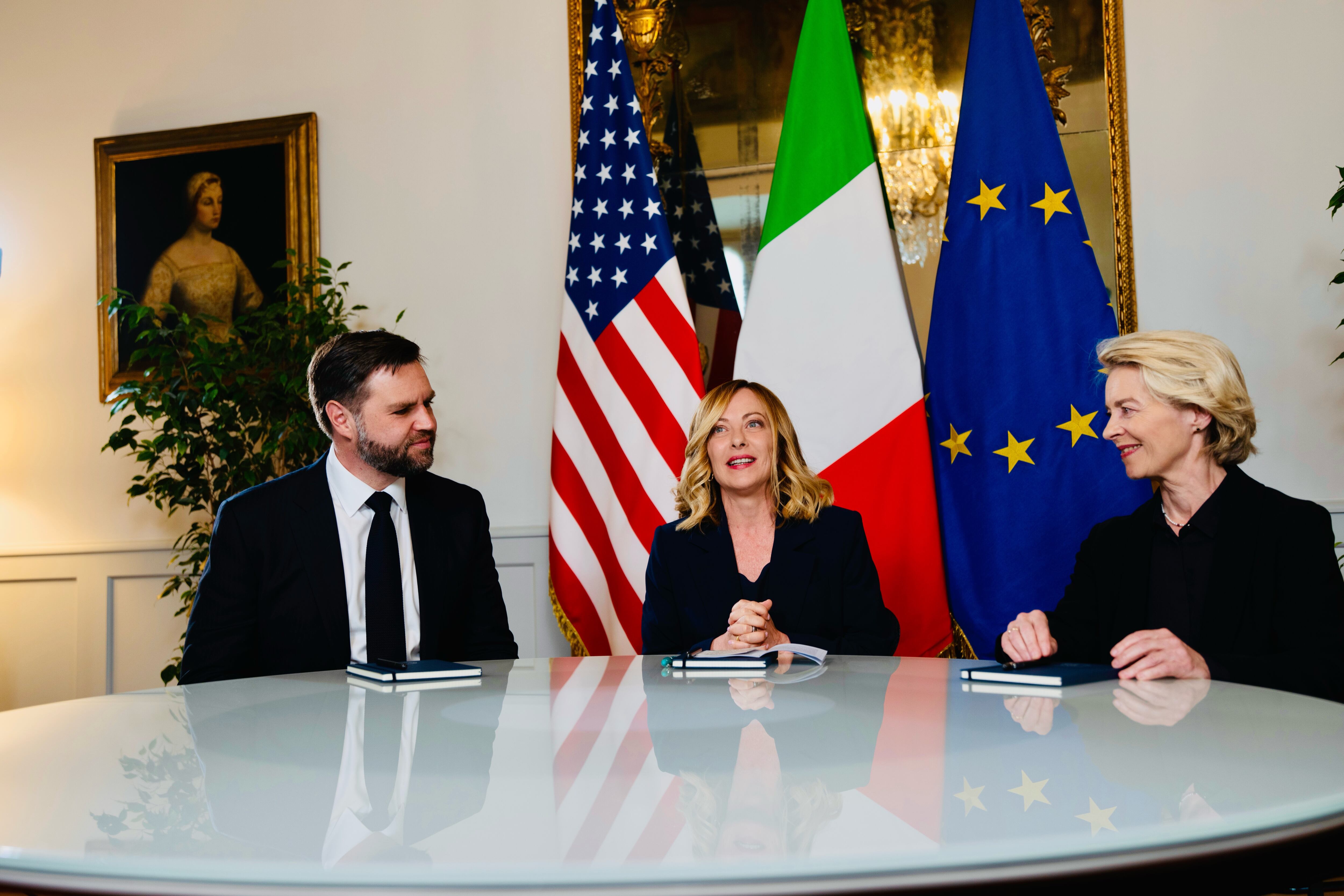 La primera ministra italiana, Giorgia Meloni (c), se reúne con el vicepresidente de Estados Unidos, J.D. Vance (i), y la presidenta de la Comisión Europea (CE), Ursula von der Leyen (d), en un encuentro para abordar las relaciones entre Bruselas y Washington, este domingo en Roma (Italia).