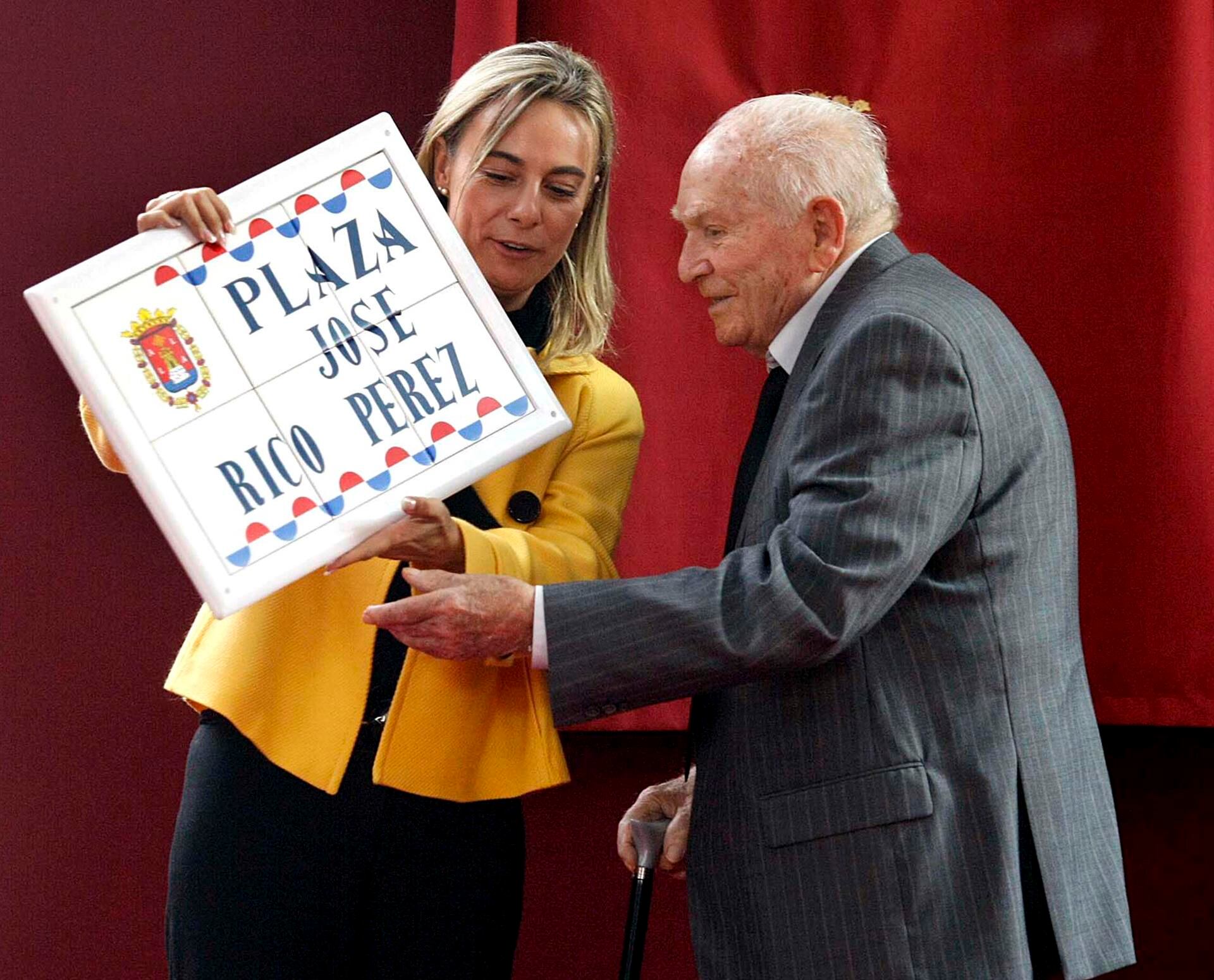La alcaldesa de Alicante, Sonia Castedo, entrega al presidente de honor del Hércules de Alicante, José Rico Pérez, una placa con motivo de la decisión del Ayuntamiento alicantino de poner su nombre a una plaza en la zona de expansión PAU 1