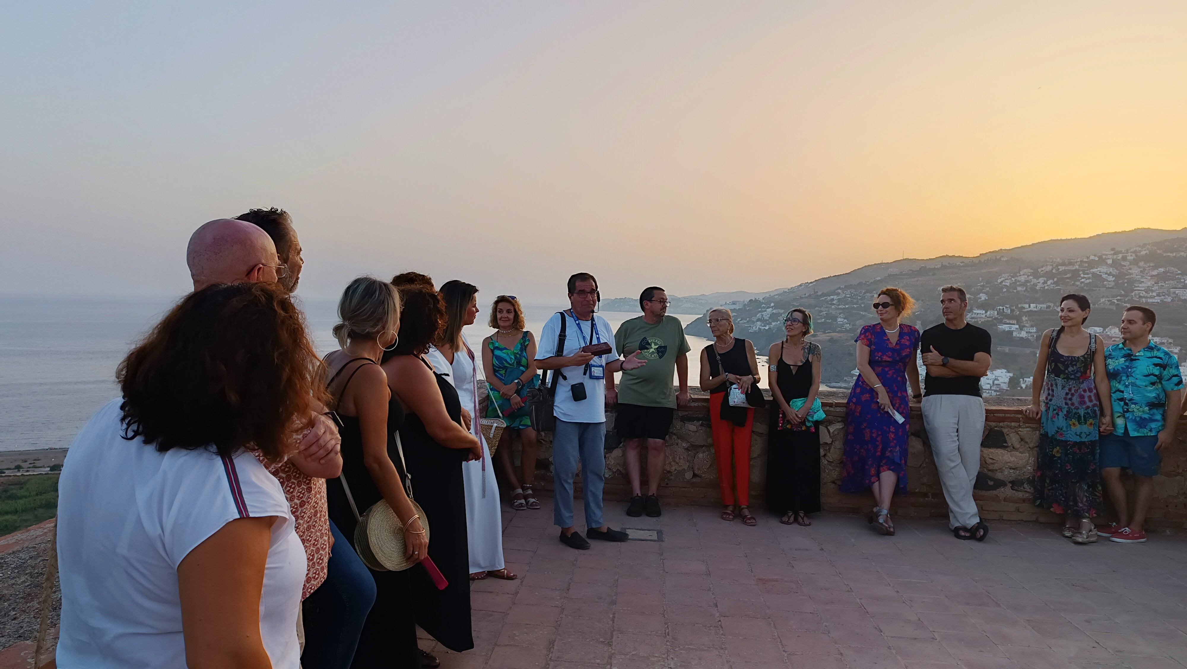 Turistas participan del programa &quot;la Hora dorada del Castillo&quot; en Salobreña (Granada)