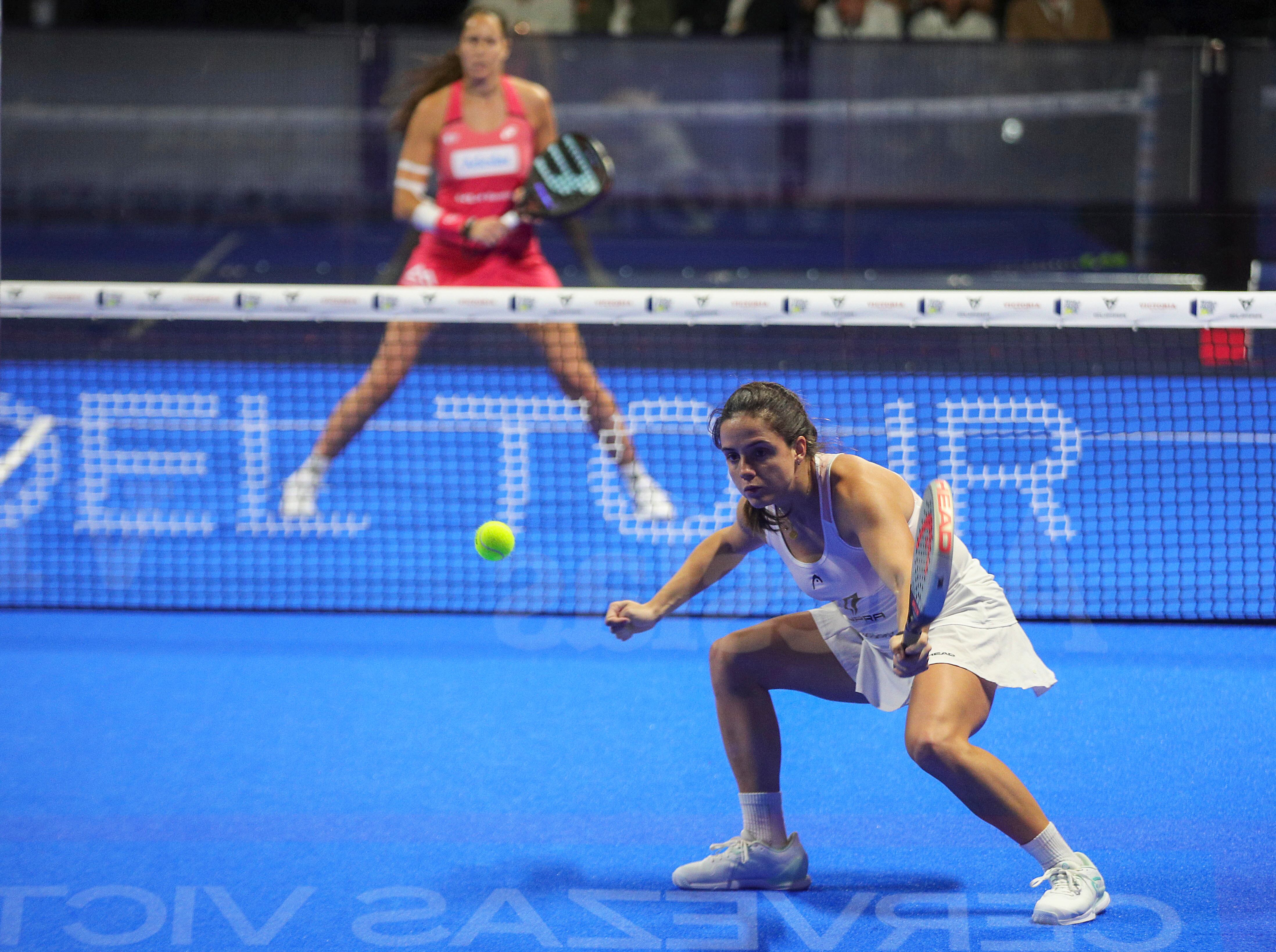 Paula Josemaría ja li ha guanyat enguany tres finals a Gemma Triay (al fons de la imatge) aquesta temporada.