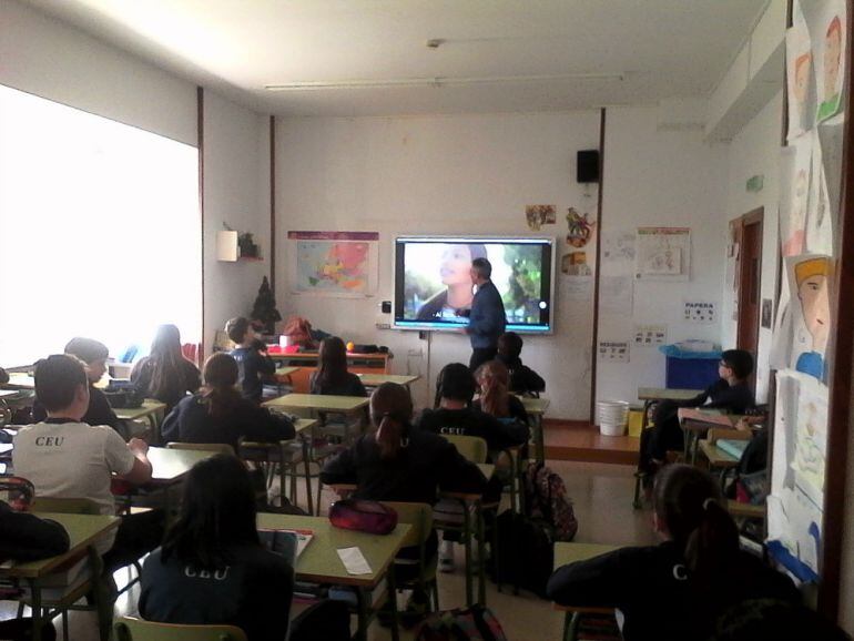 Los chicos y chicas de Virgen Niña atienden a la charla de Kepa Soya